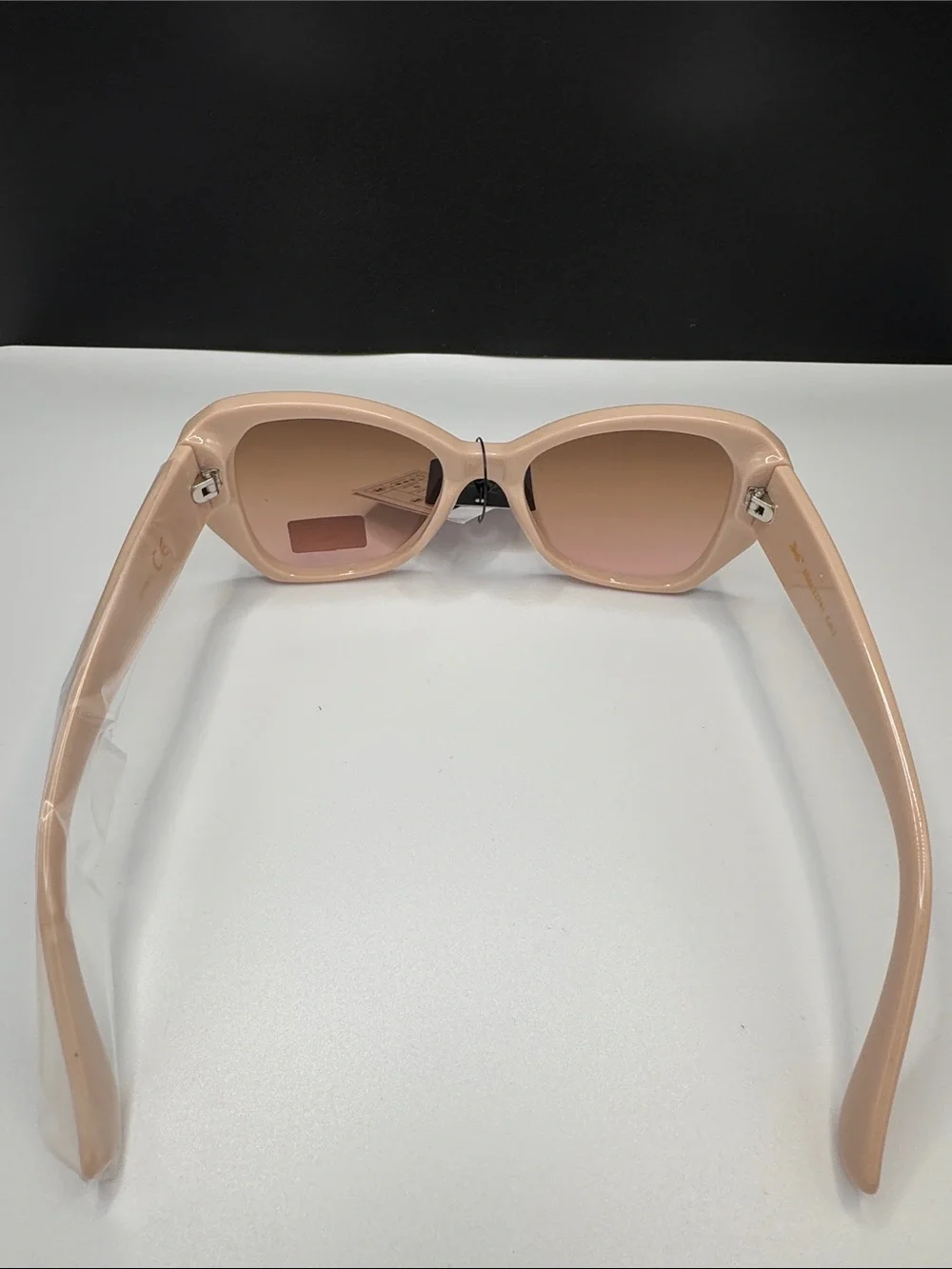 Stylish Blush Pink Cat-Eye Sunglasses - UV Protection